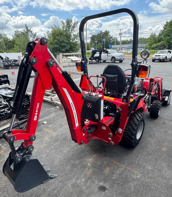 USED 2023 MASSEY FERGUSON GC1725MB / SUB-COMPACT TRACTOR / 25 HP ISEKI DIESEL / FL.1805 LOADER / BH2720 BACKHOE