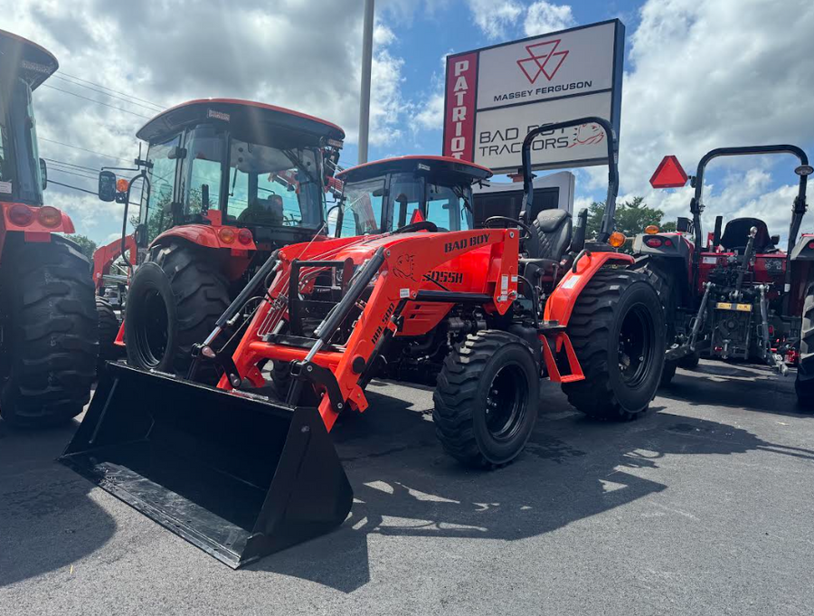 BAD BOY 5055HIL / PLATFORM COMPACT TRACTOR / 55 HP TURCOCHARGED DIESEL / 4-RANGE HST / BBL500 Front-End Loader / 72" SSQA BUCKET